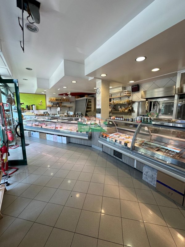 locale commerciale in vendita a Ravenna in zona Lido Adriano