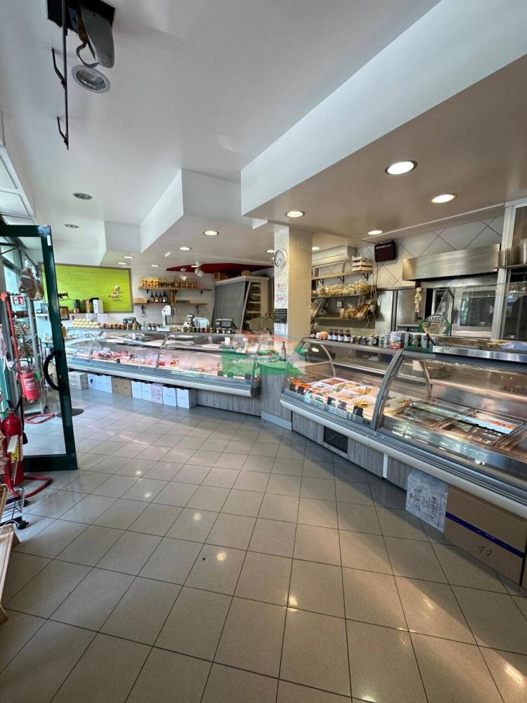 locale commerciale in vendita a Ravenna in zona Lido Adriano