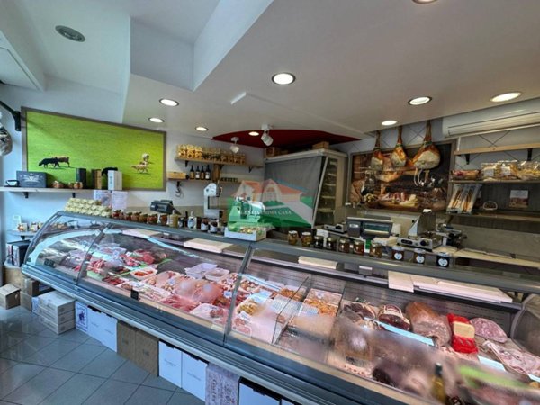 negozio in vendita a Ravenna in zona Lido Adriano