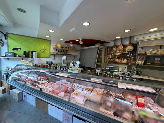 negozio in vendita a Ravenna in zona Lido Adriano