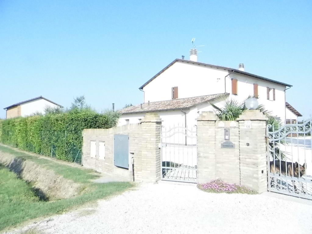 negozio in vendita a Ravenna in zona Ragone