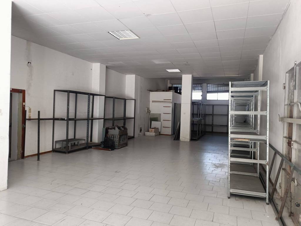 locale commerciale in vendita a Ravenna