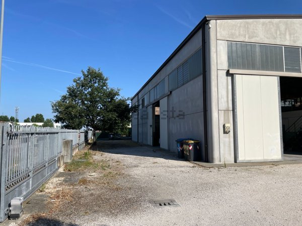 capannone in vendita a Ravenna in zona Roncalceci