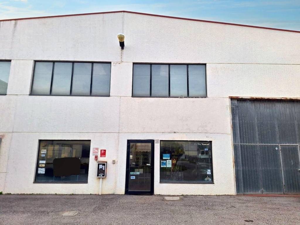 locale commerciale in vendita a Ravenna