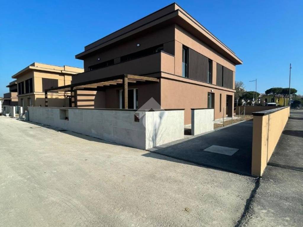 casa indipendente in vendita a Ravenna in zona Lido di Classe