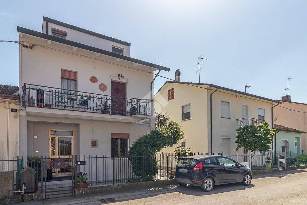 casa indipendente in vendita a Ravenna in zona Porto Fuori