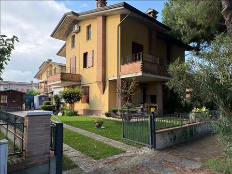casa indipendente in vendita a Ravenna in zona Punta Marina Terme