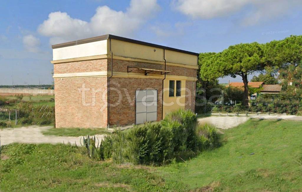 locale commerciale in vendita a Ravenna in zona Casal Borsetti