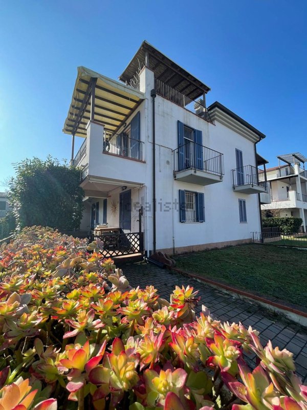 casa indipendente in vendita a Ravenna in zona Lido di Dante