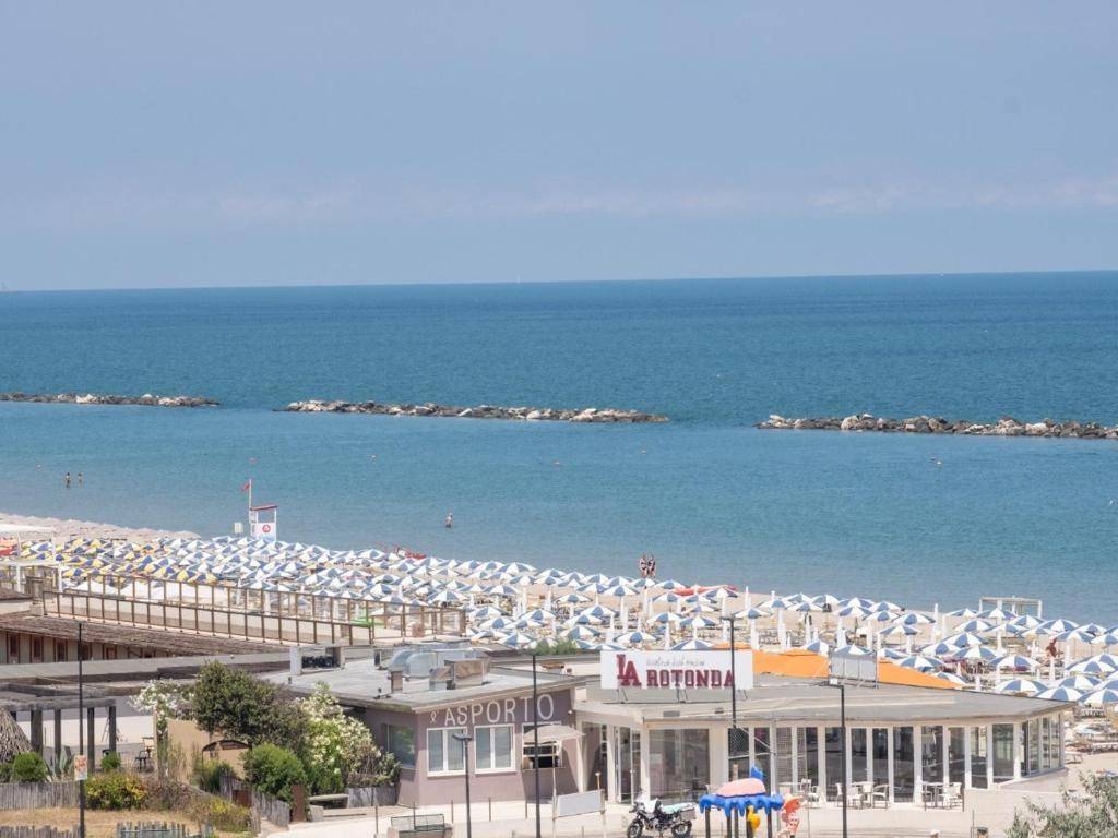 negozio in vendita a Ravenna in zona Lido Adriano