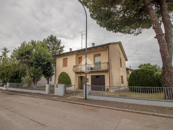 casa indipendente in vendita a Ravenna in zona Mezzano