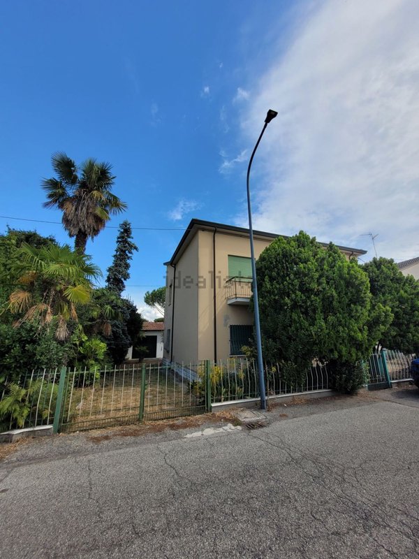 casa indipendente in vendita a Ravenna in zona Mezzano