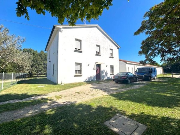 casa indipendente in vendita a Ravenna in zona Casal Borsetti