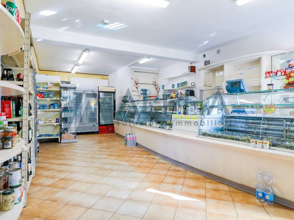 negozio in vendita a Ravenna in zona Lido Adriano