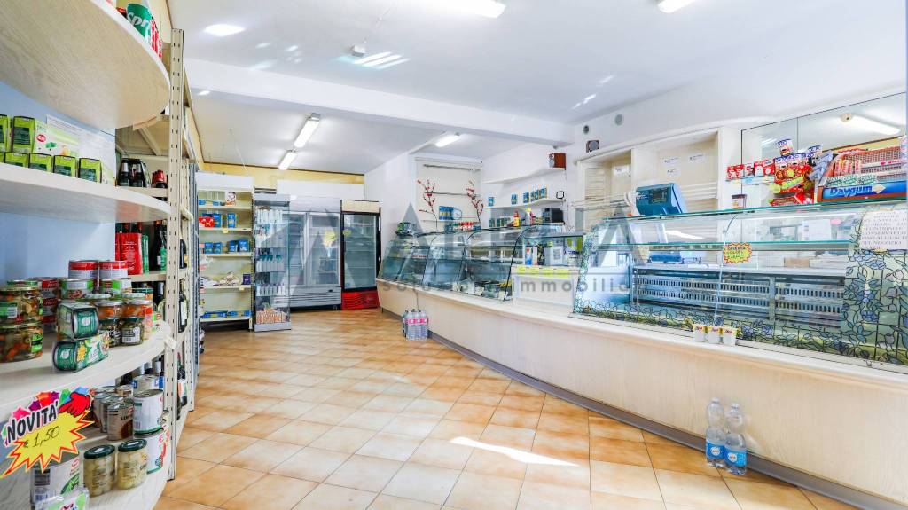 negozio in vendita a Ravenna in zona Lido Adriano
