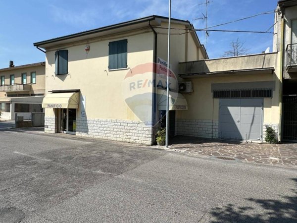 negozio in vendita a Ravenna in zona Gambellara