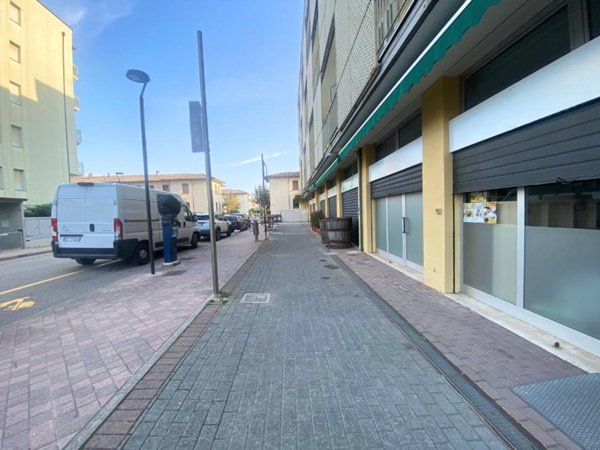 negozio in vendita a Ravenna in zona Lido di Classe