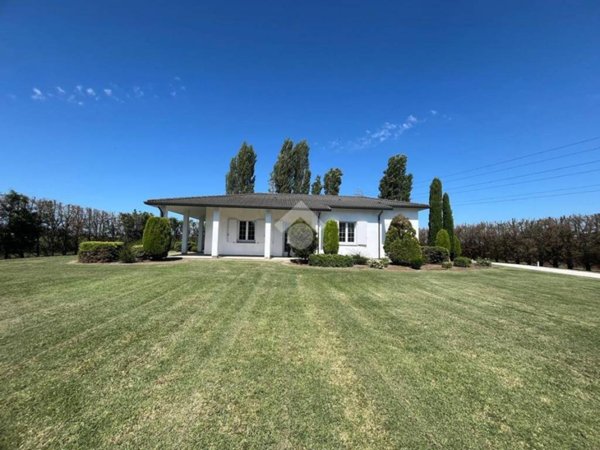 casa indipendente in vendita a Ravenna in zona Mezzano