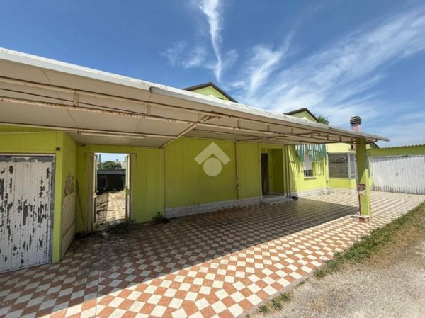 casa indipendente in vendita a Ravenna in zona Savarna / Conventello