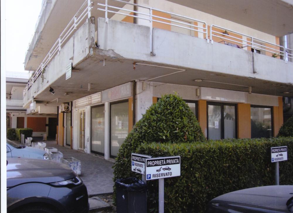 negozio in vendita a Ravenna in zona Lido Adriano