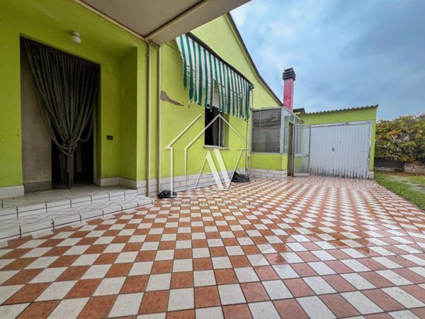 casa indipendente in vendita a Ravenna in zona Savarna / Conventello