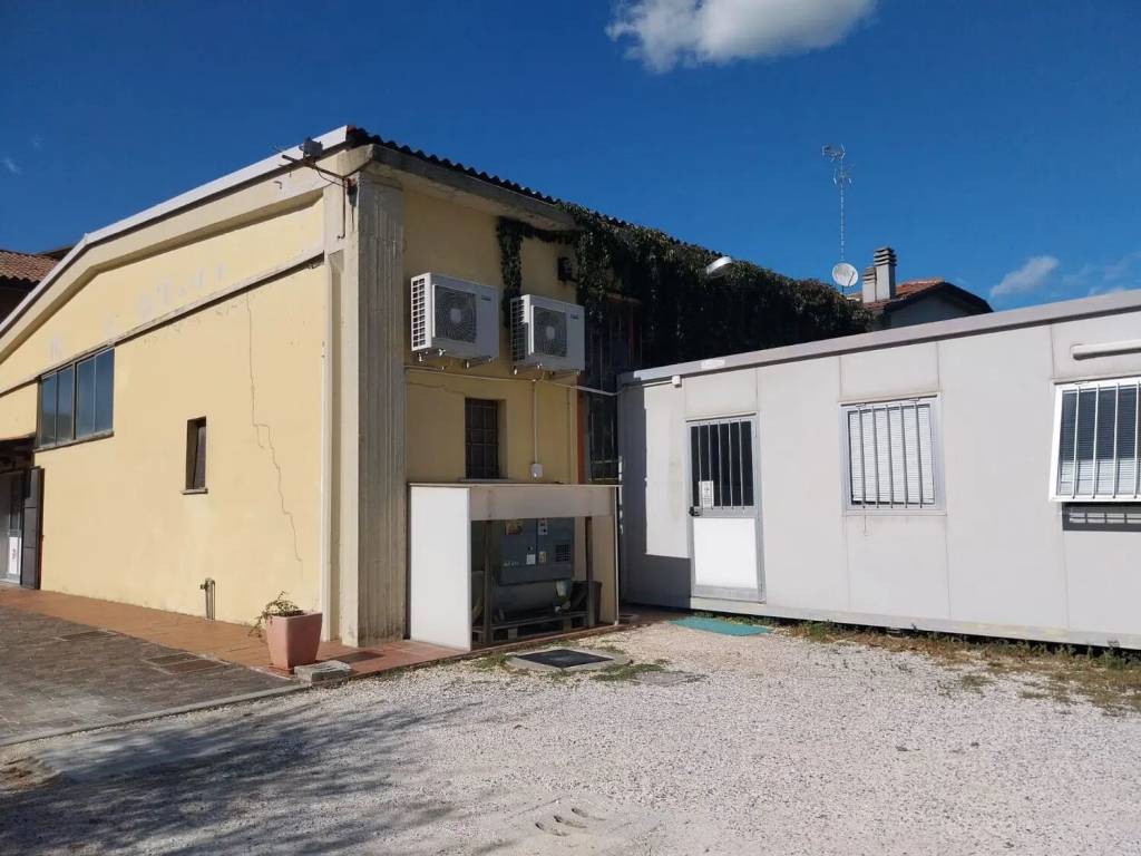 locale commerciale in vendita a Ravenna in zona Borgo Montone