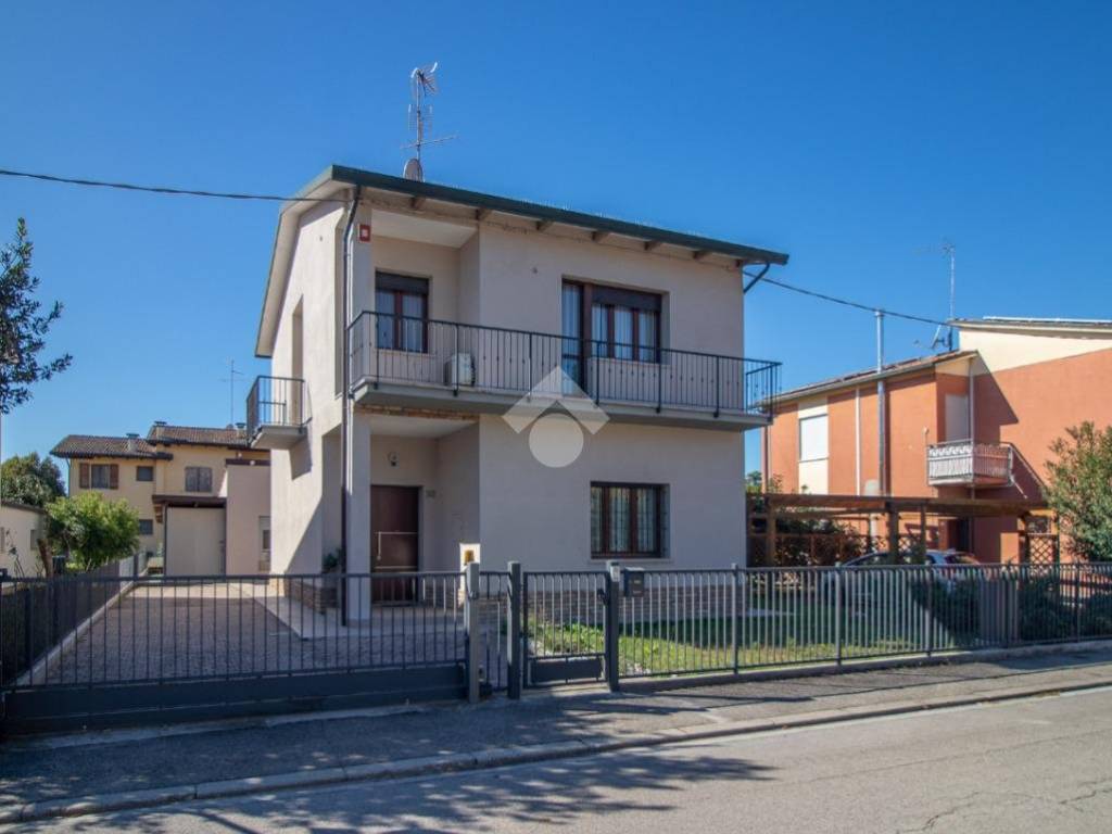 casa indipendente in vendita a Ravenna in zona Piangipane