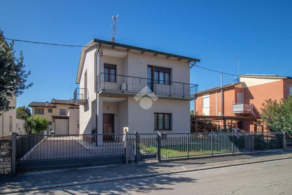 casa indipendente in vendita a Ravenna in zona Piangipane