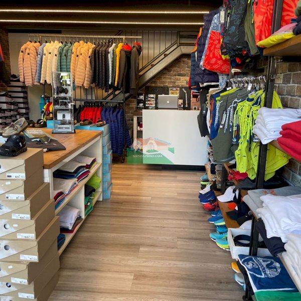 locale commerciale in vendita a Ravenna