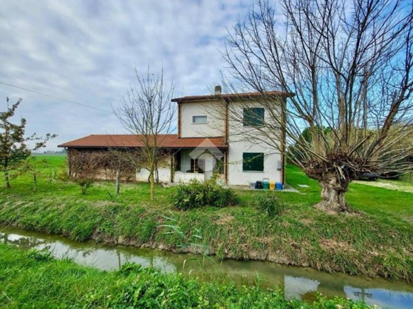 casa indipendente in vendita a Ravenna in zona Mezzano
