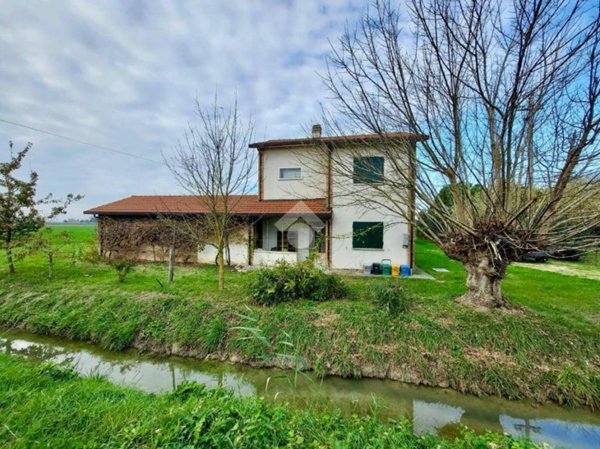 casa indipendente in vendita a Ravenna in zona Mezzano