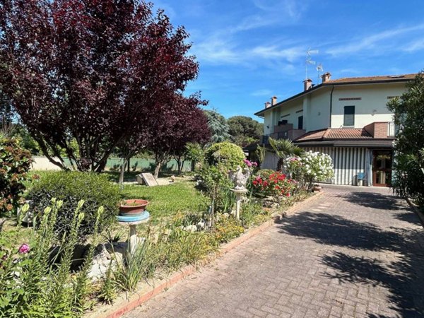 casa indipendente in vendita a Ravenna in zona Lido Adriano
