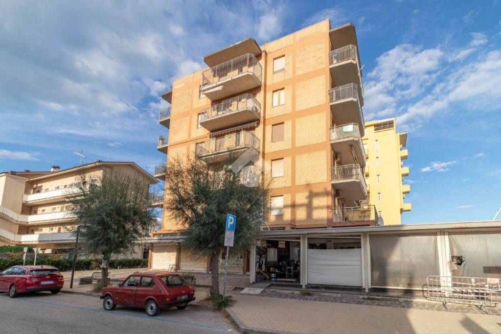 locale commerciale in vendita a Ravenna in zona Lido di Savio