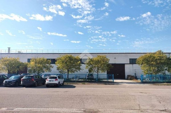 locale commerciale in vendita a Ravenna in zona Longana