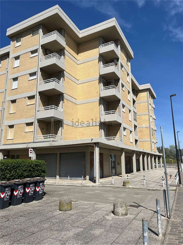 negozio in vendita a Ravenna in zona Lido Adriano