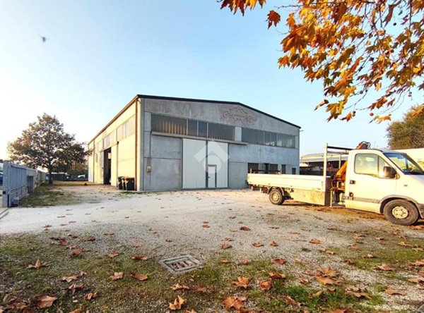 locale commerciale in vendita a Ravenna in zona Longana