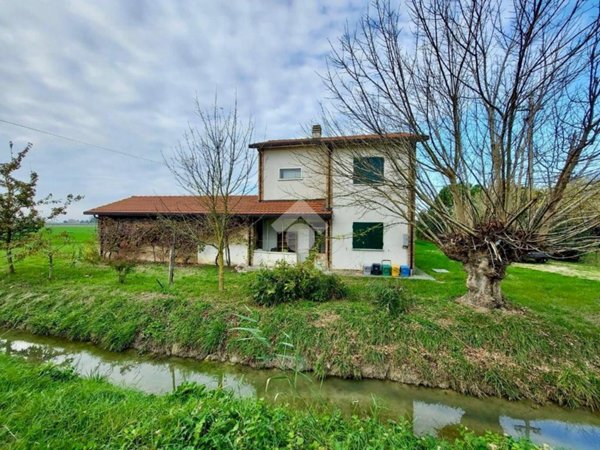 casa indipendente in vendita a Ravenna in zona Mezzano