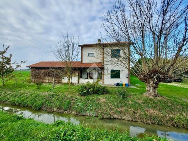 casa indipendente in vendita a Ravenna in zona Mezzano