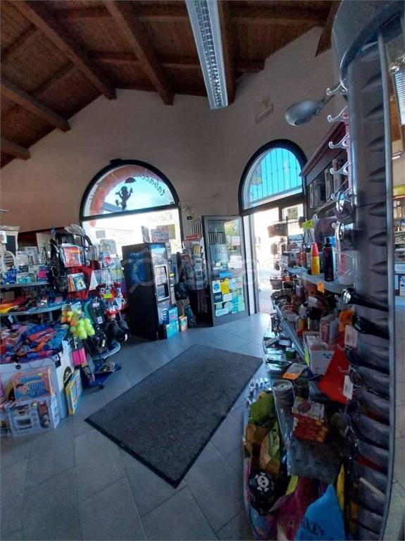 negozio in vendita a Ravenna in zona Savarna / Conventello