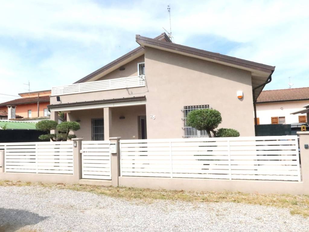 casa indipendente in vendita a Ravenna in zona San Zaccaria