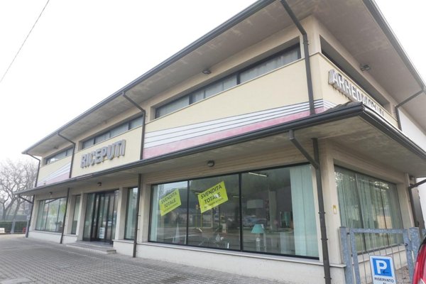 negozio in vendita a Ravenna in zona Porto Fuori