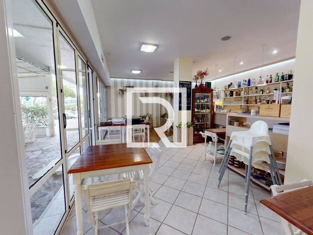 negozio in vendita a Ravenna in zona Lido di Savio