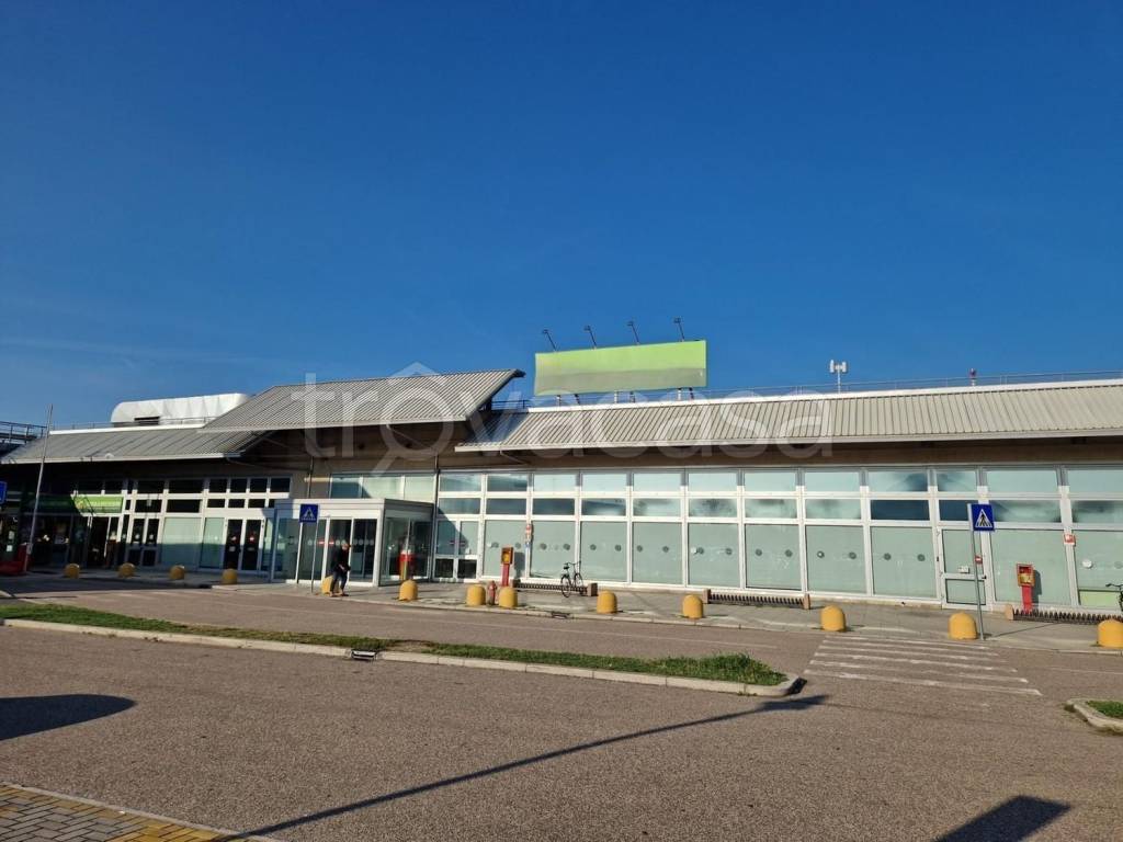 negozio in vendita a Ravenna in zona Porto Fuori