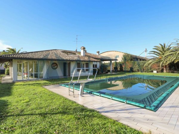 casa indipendente in vendita a Ravenna in zona Camerlona