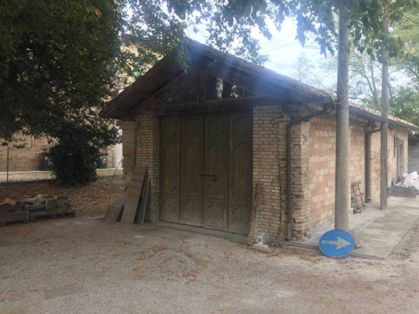 locale commerciale in vendita a Ravenna in zona Classe