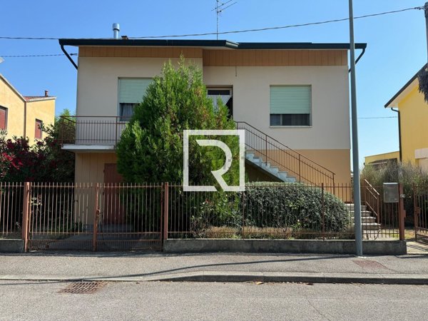 casa indipendente in vendita a Ravenna in zona Longana