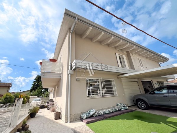 casa indipendente in vendita a Ravenna in zona Classe