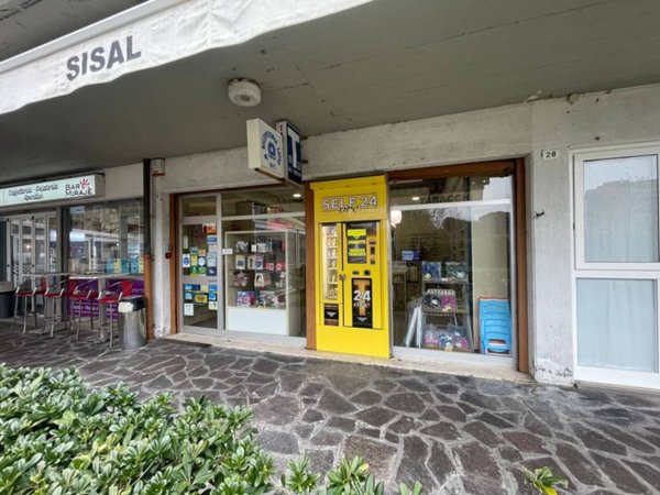 negozio in vendita a Ravenna in zona Lido Adriano