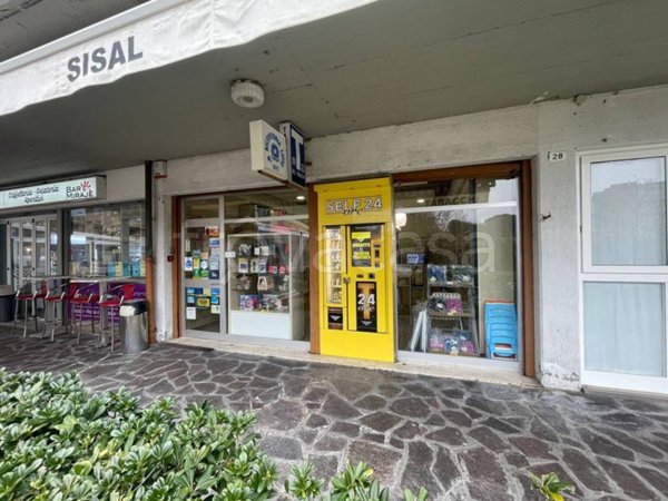 negozio in vendita a Ravenna in zona Lido Adriano