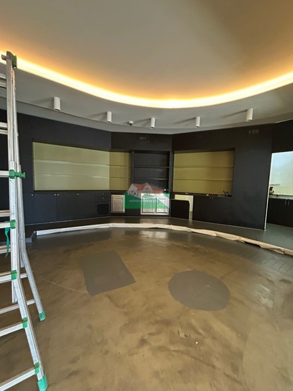 locale commerciale in vendita a Ravenna in zona Classe